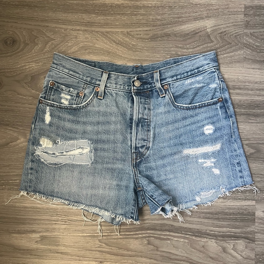 Levi’s 501 Distressed Denim Women's Shorts w28